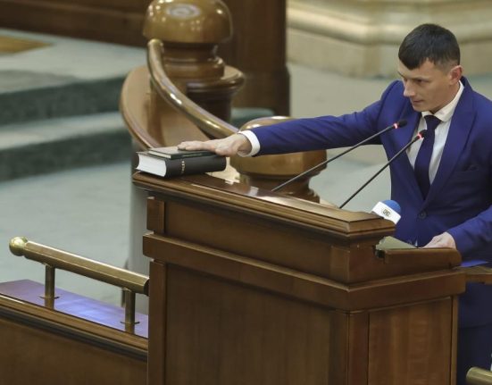 PSD l a transferat de la POT pe senatorul cu 10 clase