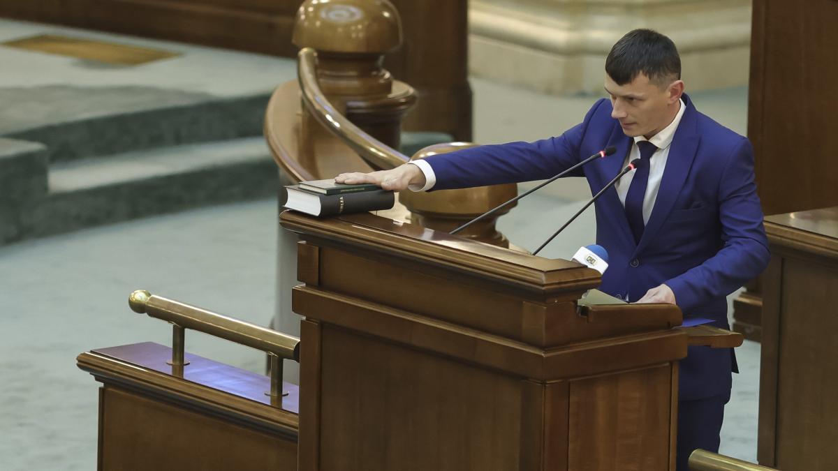 PSD l a transferat de la POT pe senatorul cu 10 clase