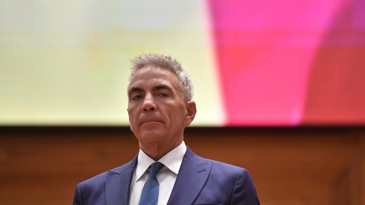 Anastasiu anunta ca multi directori isi reduc salariile