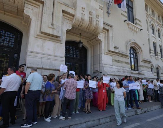 Angajatii primariilor intra in greva Ne ignora guvernul
