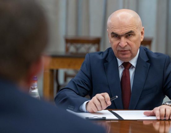 Austeritate doar pentru unii spun criticii