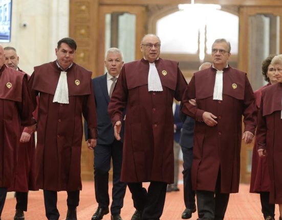 Dezmat cu bani publici la CCR bilete business stilouri de lux