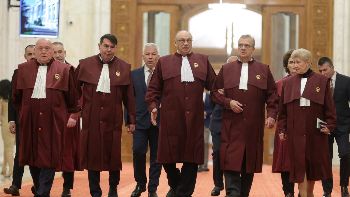 Dezmat cu bani publici la CCR bilete business stilouri de