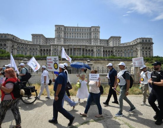 Functioarii actioneaza statul roman in judecata pentru sporuri