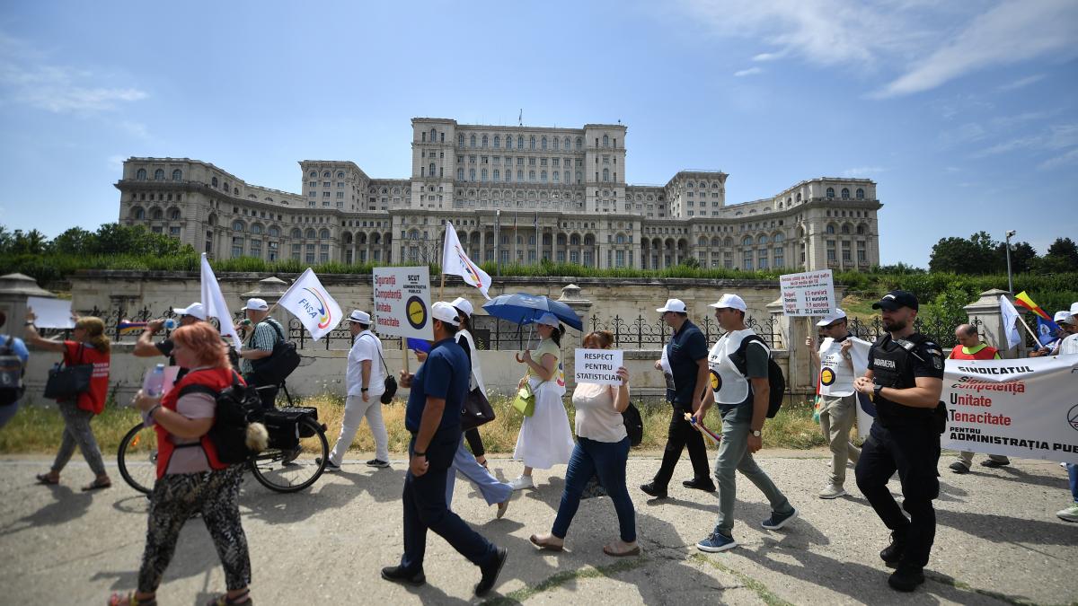 Functioarii actioneaza statul roman in judecata pentru sporuri