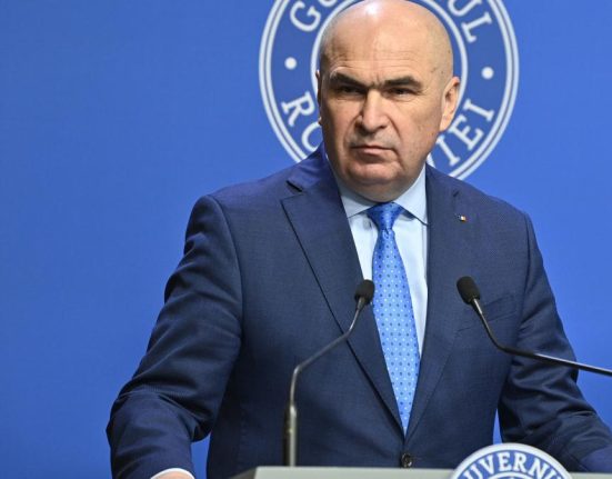 Guvernul Bolojan vrea sa interzica transferul functionarilor publici