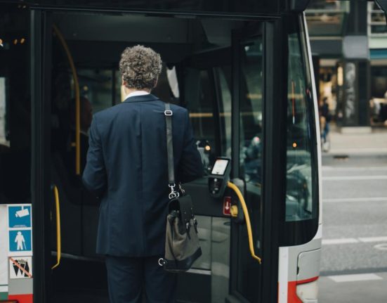 Ilie Bolojan ii trimite pe demnitari cu autobuzul