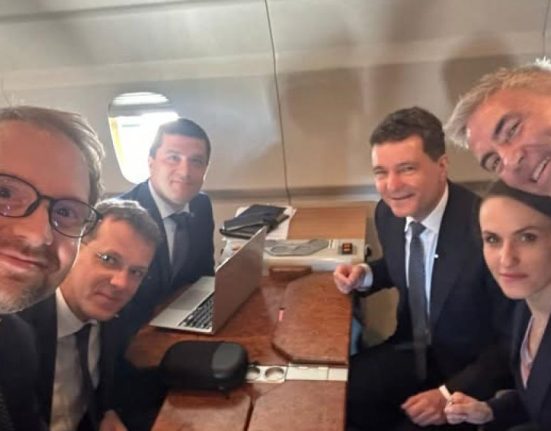 Nicusar Dan ministri USR si Dominic Fritz selfie din avion