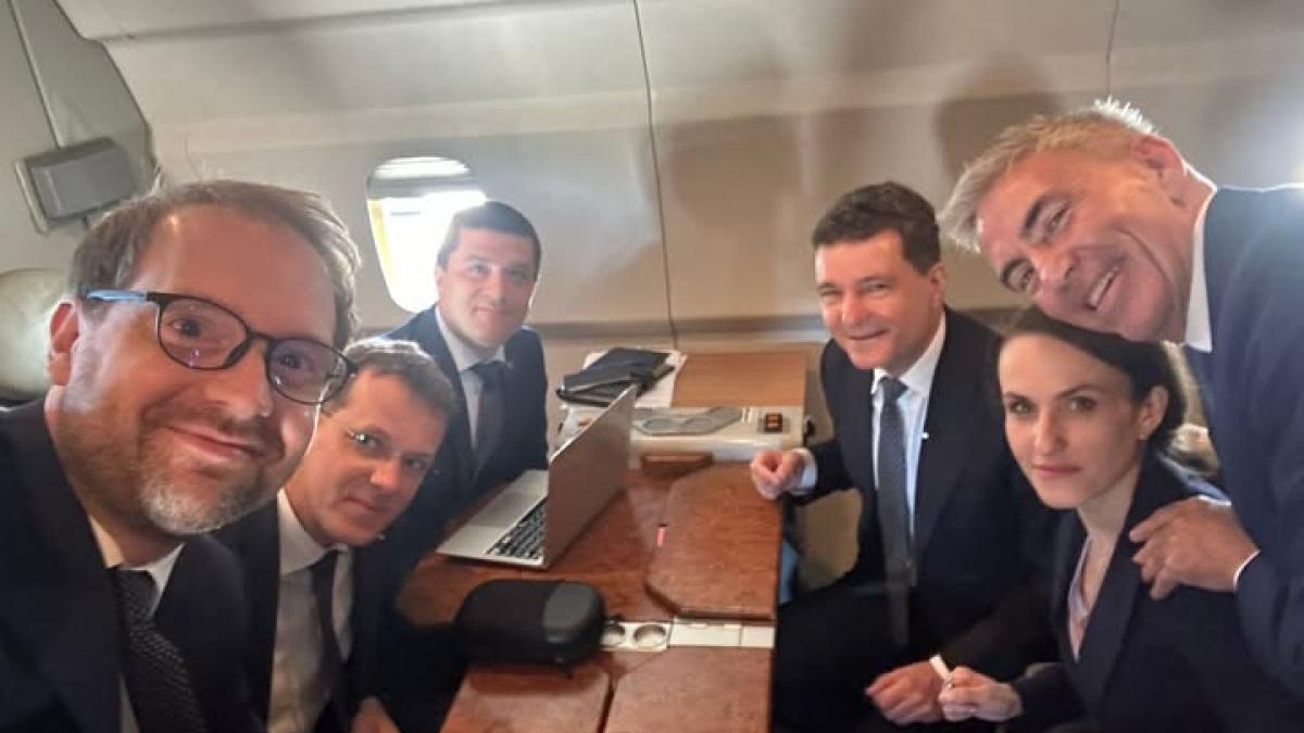 Nicusar Dan ministri USR si Dominic Fritz selfie din avion
