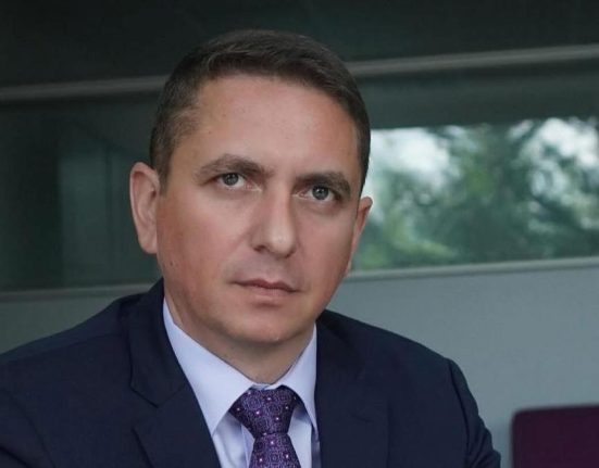 Seful institutiei acuzate de spor de femeie renunta la 20 din salariu