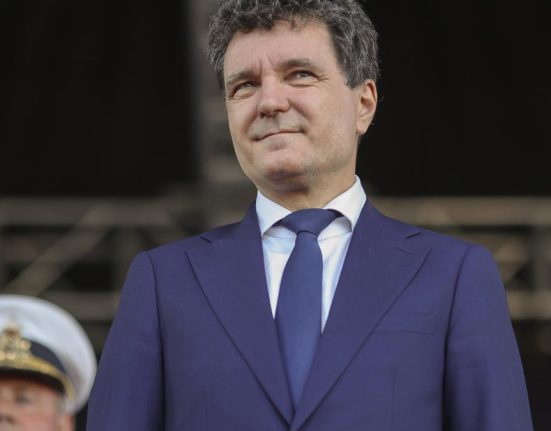 Vicepremierul Dragos Anastasiu Cere celor cu salarii mai mari dect Presedintele sa renunte