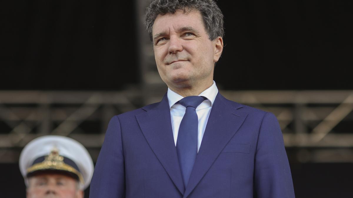 Vicepremierul Dragos Anastasiu Cere celor cu salarii mai mari dect Presedintele sa renunte