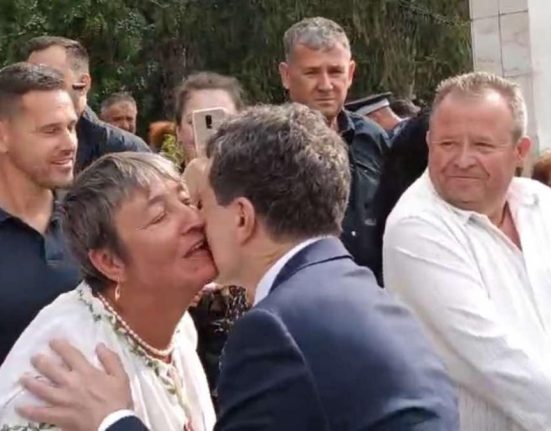 Nicusor Dan prima baie de multime la absolvirea Politiei
