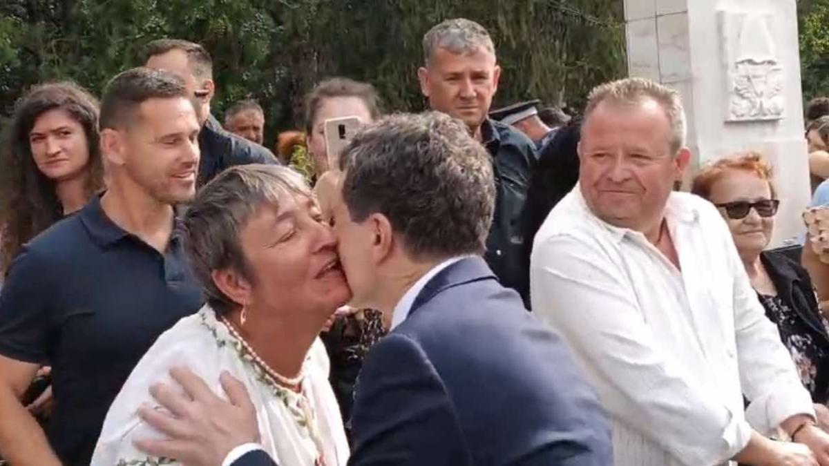 Nicusor Dan prima baie de multime la absolvirea Politiei