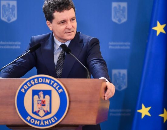 Presedintele Nicusor Dan sustine o conferinta de presa
