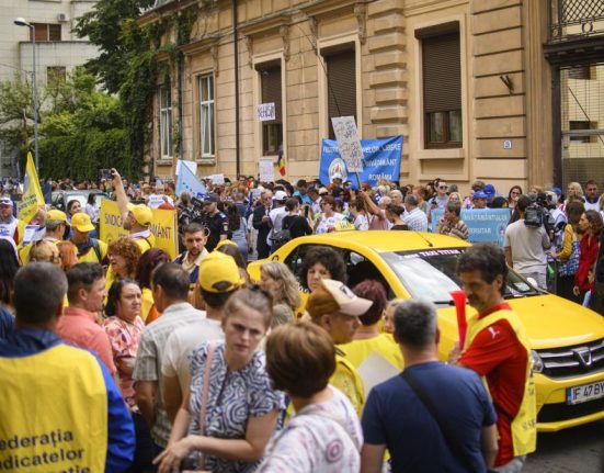 Profesorii protesteaza la Ministerul Educaiei Daniel David Daca demisia mea rezolva mi o dadeam