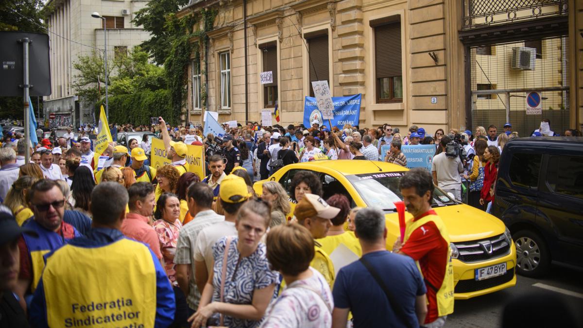 Profesorii protesteaza la Ministerul Educaiei Daniel David Daca demisia mea rezolva mi o dadeam