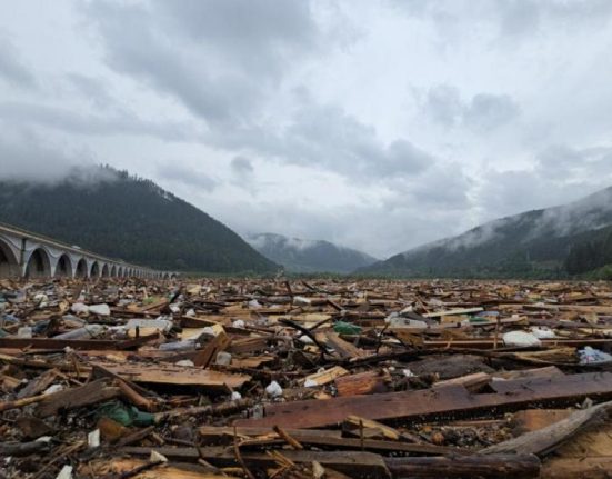 Raed Arafat despre dezastrul ecologic de pe Lacul Bicaz Hidroelectrica sa l curete cu Romsilva si Apele Romane