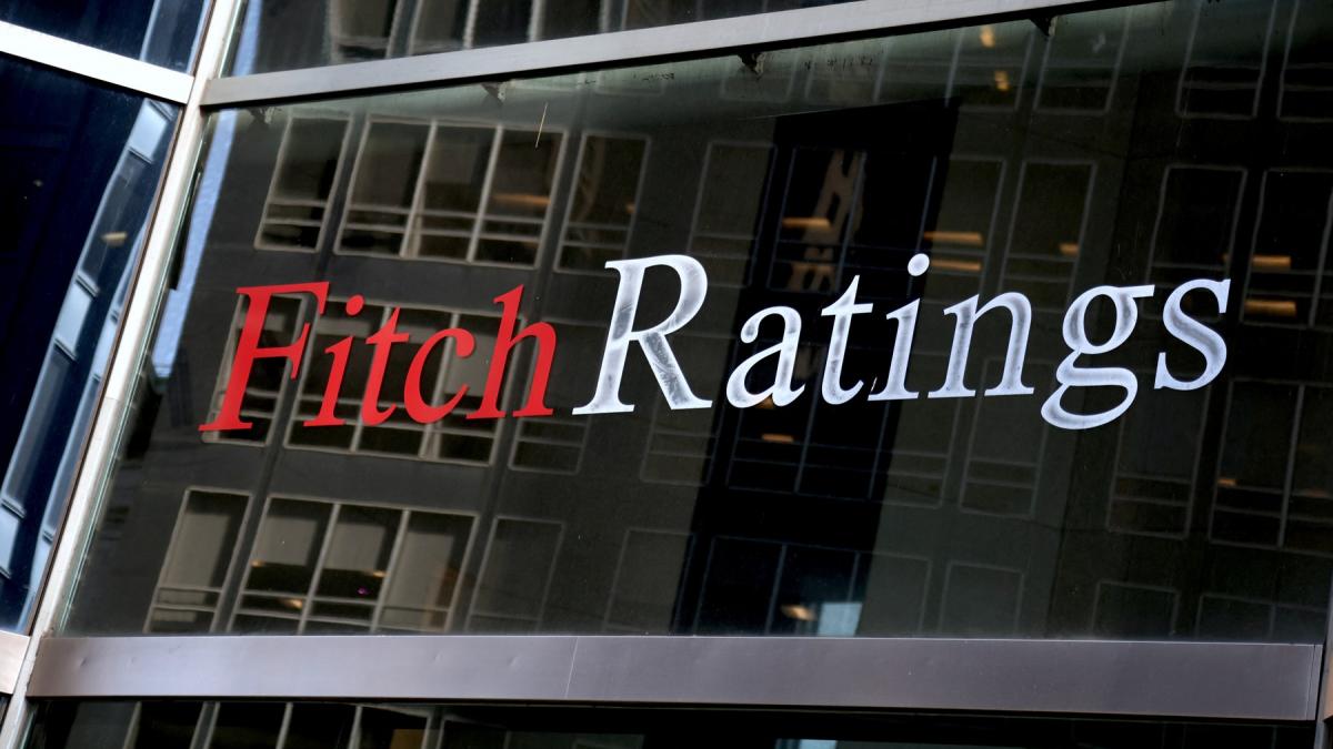 Romania ramane fara junk Fitch mentine ratingul dar avertizeaza asupra datoriilor