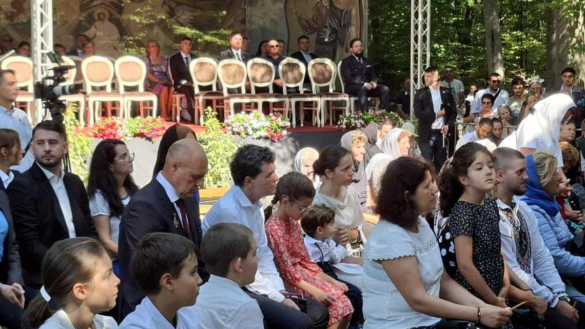 Unde este Nicusor Dan Imagini de la manastire
