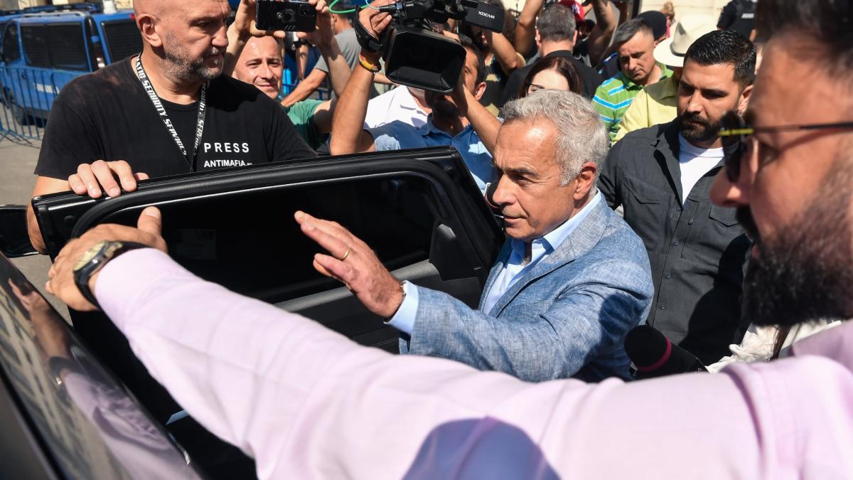 Din ce traiesc Calin Georgescu Fara venituri dar cu bodyguarzi si bani de vacante